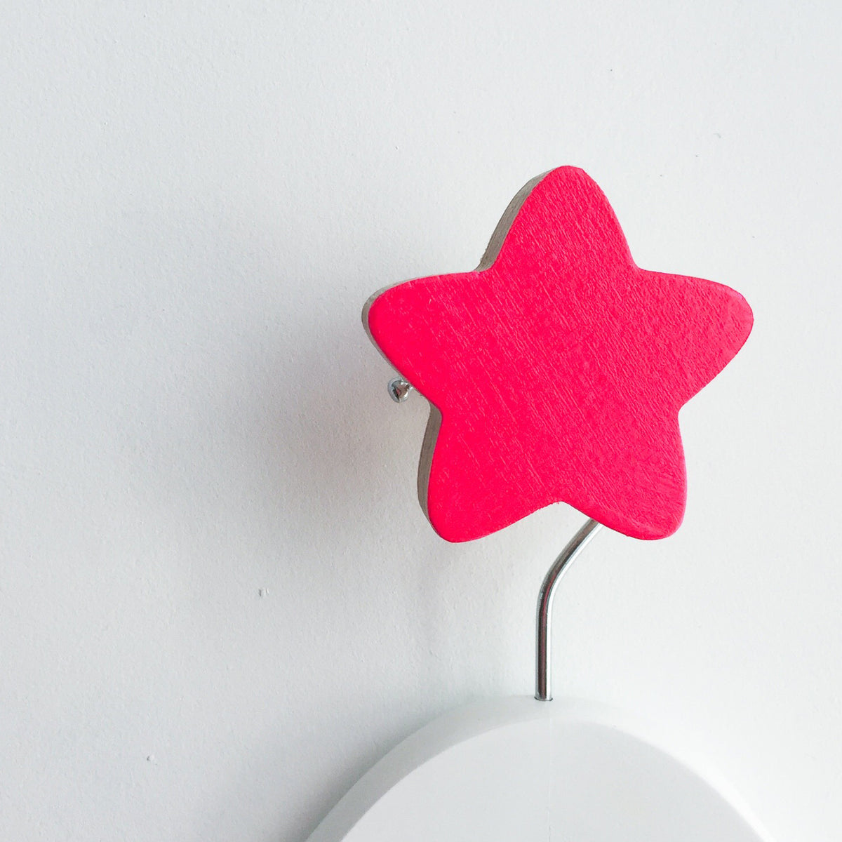 knobbly. star wall hook hot pink